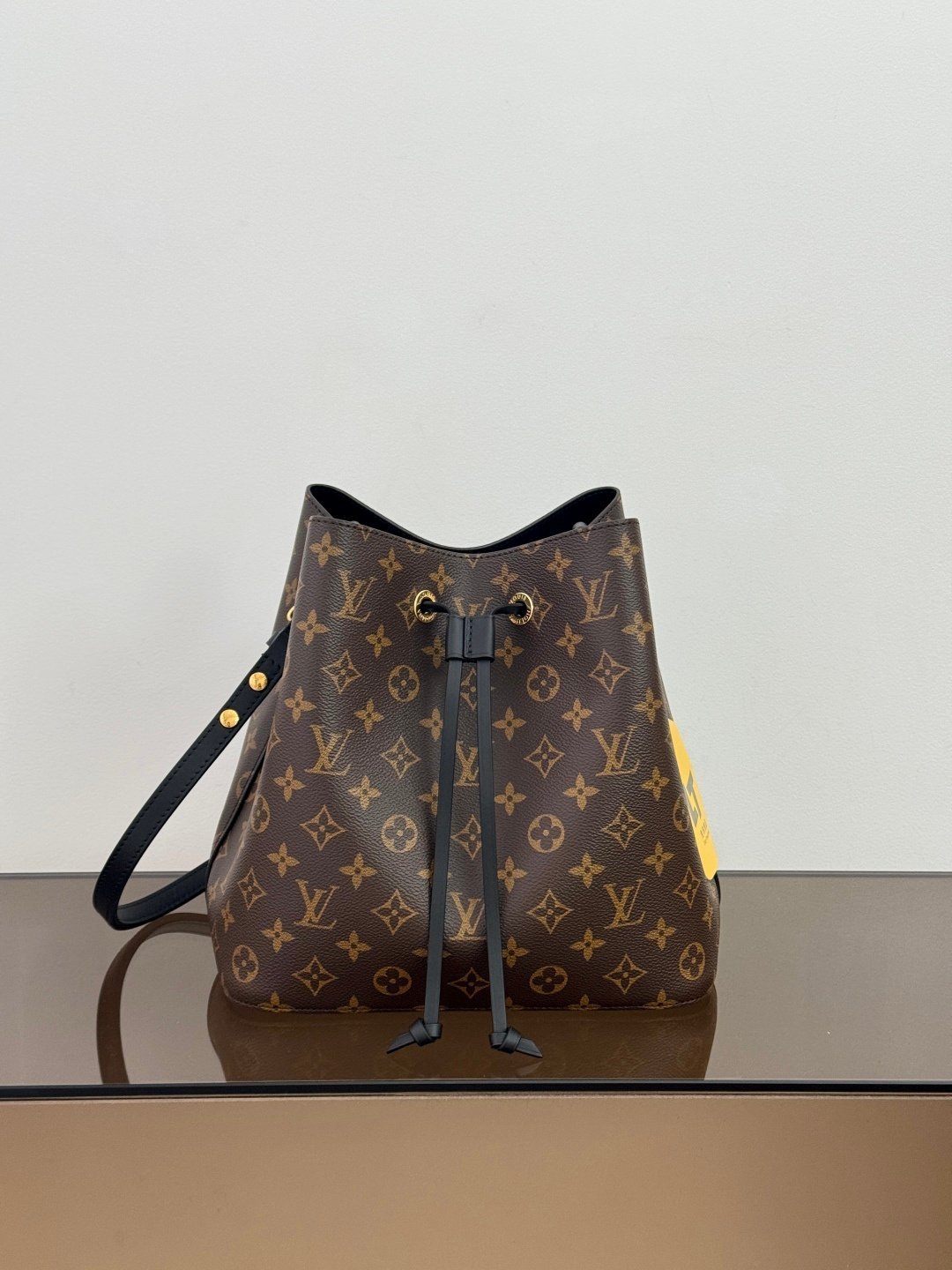 Neo Noe Medium Handbag M44020