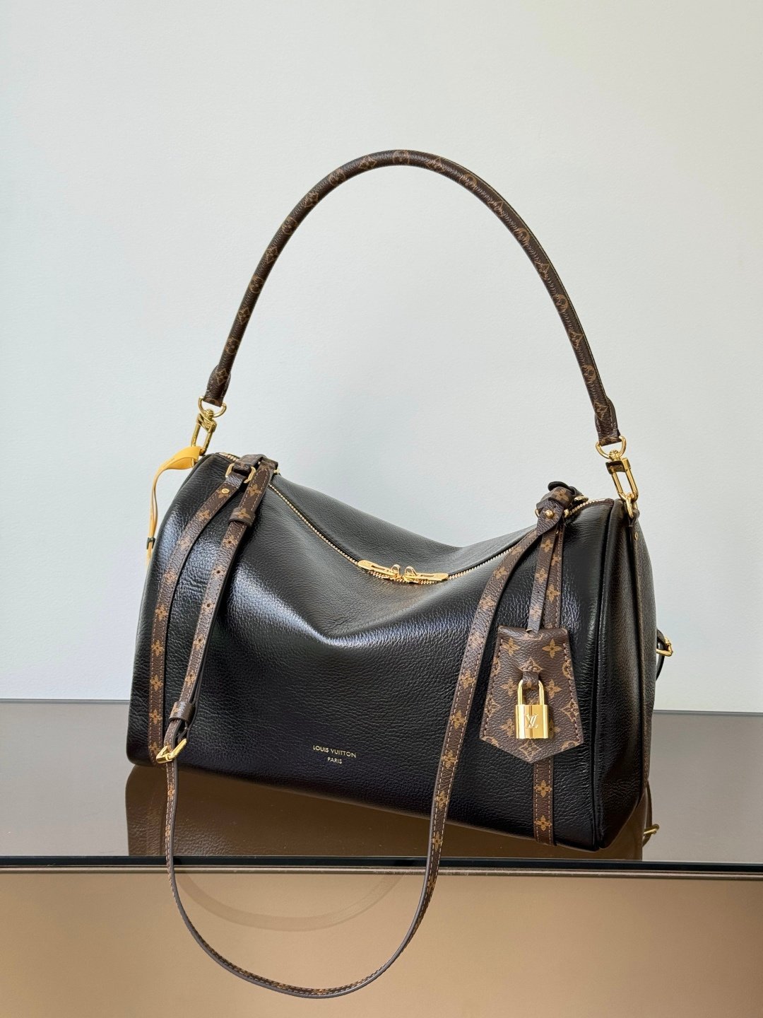 Express Medium Bag M26359 | Premium Quality | Dynamic Chip